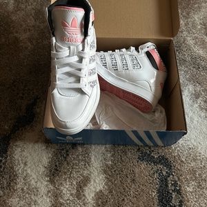 Adidas hardcourt HYJ size 6 youth